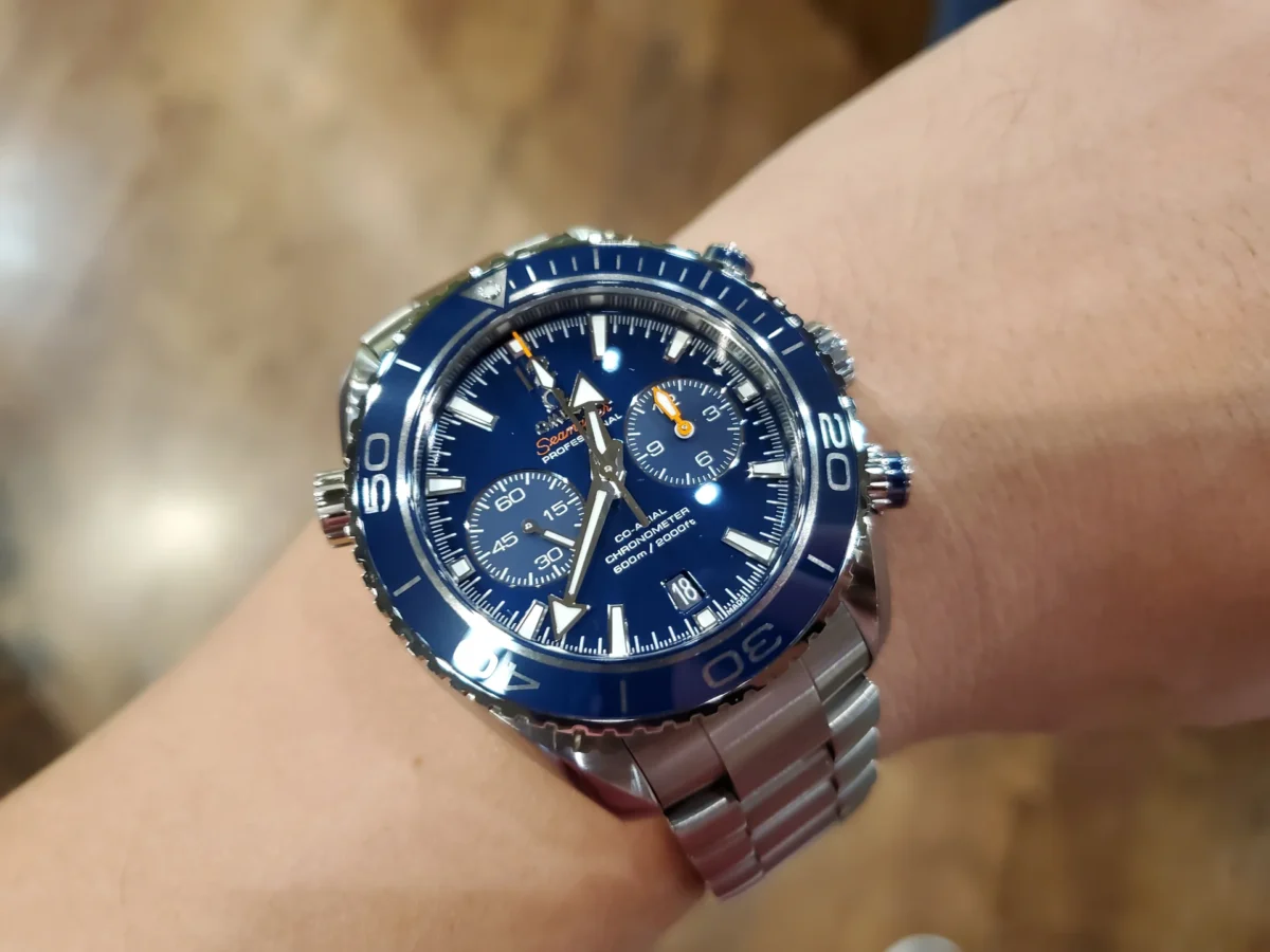 ⁦Omega (Seamaster Planet Ocean) watch for men 232.90.46.51.03.001⁩ - الصورة ⁦9⁩