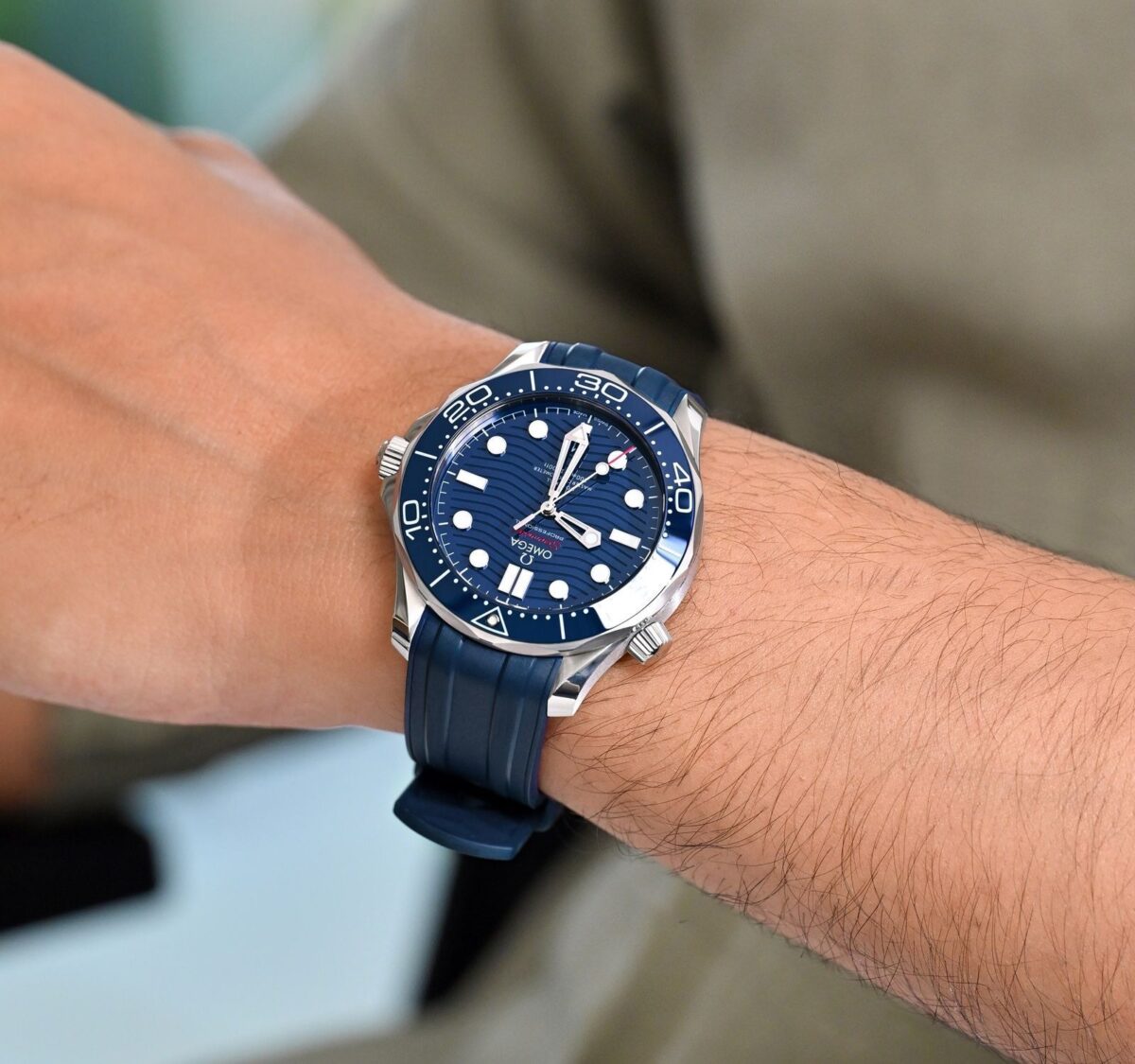 ⁦Omega (SEAMASTER DIVER) watch for men 210.32.42.20.03.001⁩ - الصورة ⁦19⁩